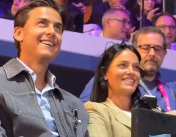 Paulo Dybala and Oriana Sabatini enjoy the Premier Padel semifinals in Milan.